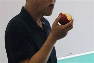 平阳首例即刻负重手术成功，种牙即刻用,当天种好吃苹果！